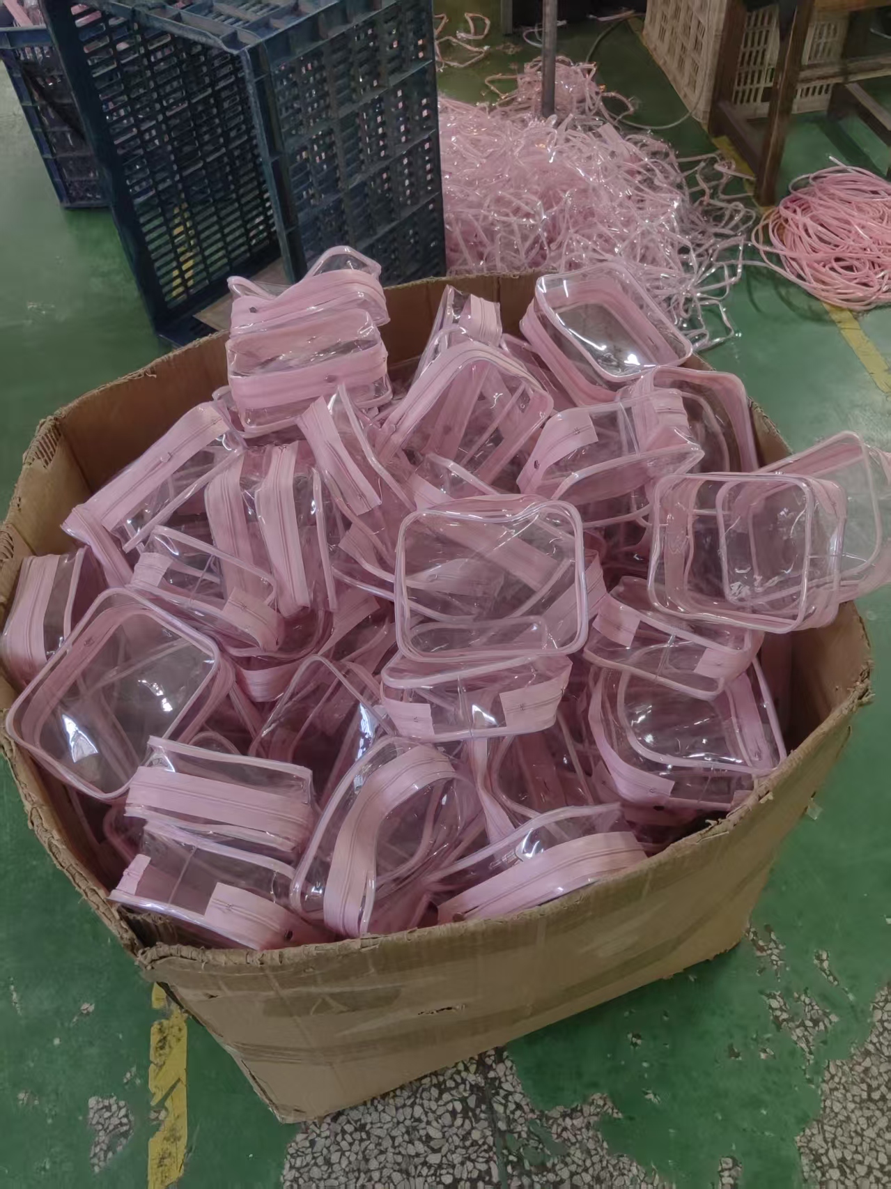 Skilled workers are producing pvc rubber bone bags. #TravelEssentials#Organizer#ClearBags#CustomPackaging##FactoryMade#packagingorders#packagingmanufacturer